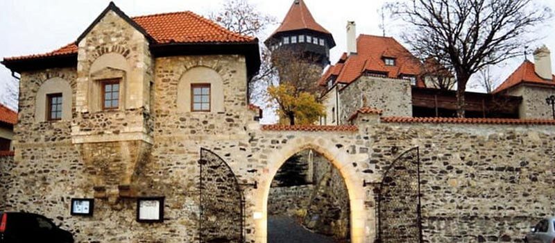 Blick auf die Burg Hnevin in Most, Tschechien, schlossberg, regionalmuseum