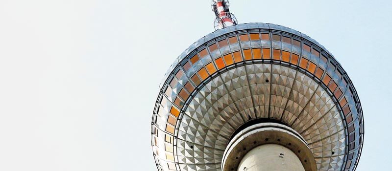 Blick von unten auf den Berliner Fernsehturm