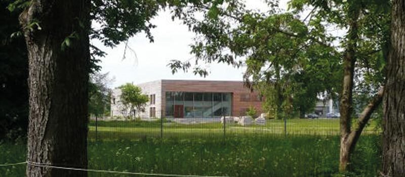 Blick auf das Firmengebäude der Gläserne Meierei GmbH 