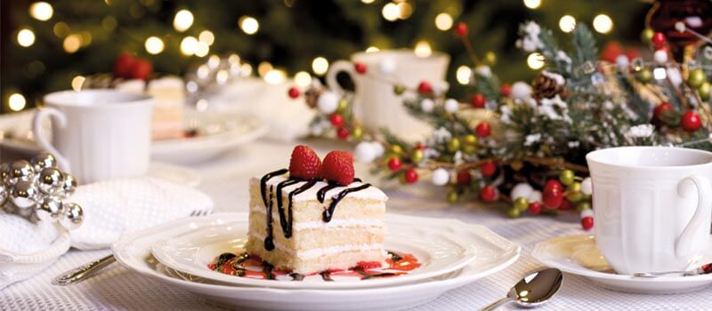 Weihnachten, Dessert, Tisch, Feiertag, Esstisch, Kuchen, Teller, Essen am Tisch, Essgeschirr, Festliches Ereignis, Gedeck, Himbeere