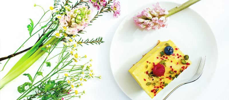 Kuchen auf Teller mit Blumenschmuck Krokusse 